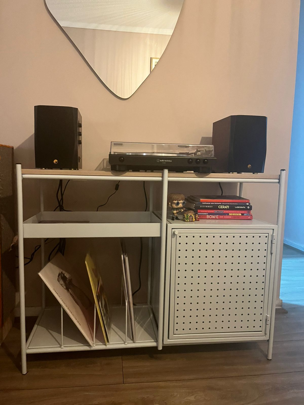 Mueble para vinilos Industrial blanco con tocadiscos encima, parlantes y colección de discos guardada de canto